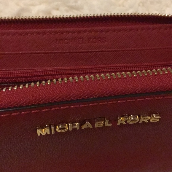 Michael Kors Wallet - Cherry 🍒 - Picture 5 of 5